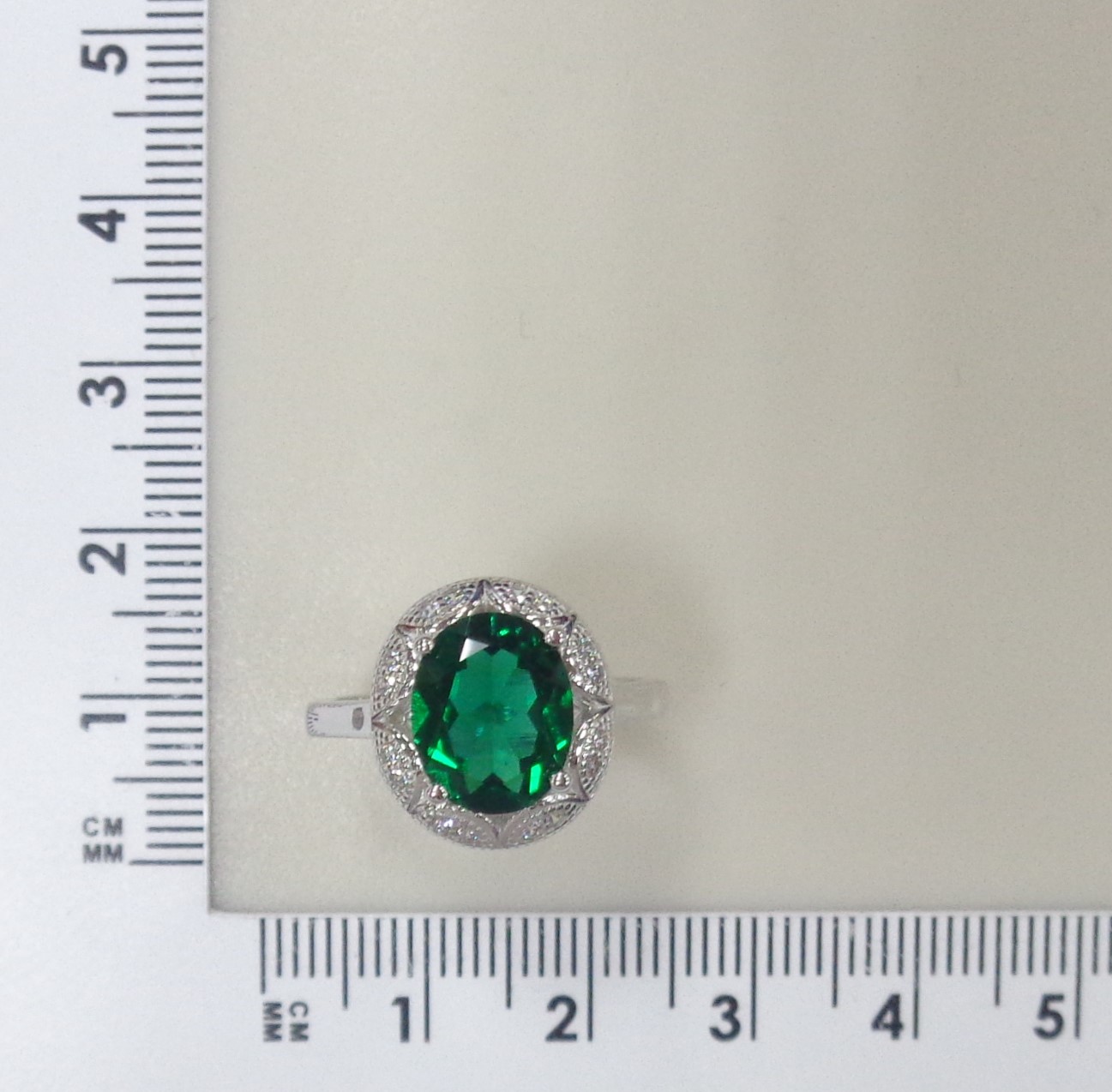 Серебряное кольцо с выращенным изумрудом